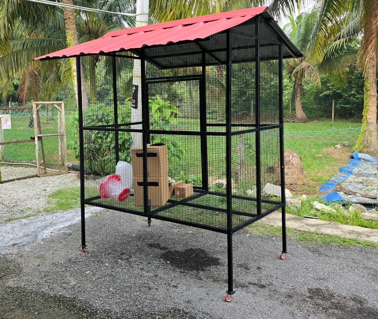 Sangkar ternakan dari tepi